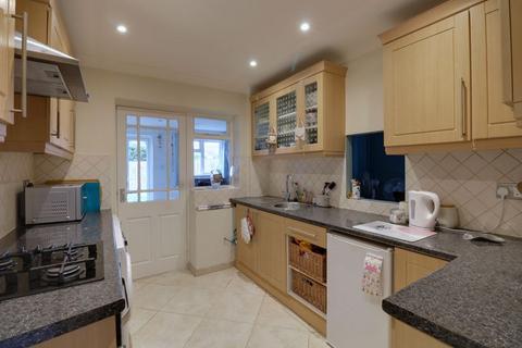 2 Field Close, Harlington, Hayes, UB3 5ND
