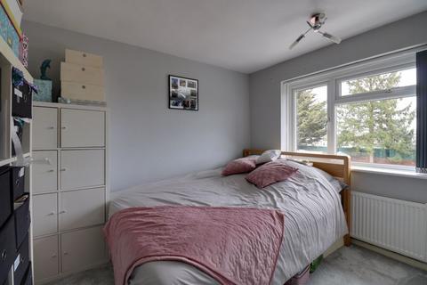 2 Field Close, Harlington, Hayes, UB3 5ND