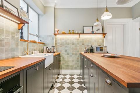 1 bedroom flat for sale, Ennismore Gardens London