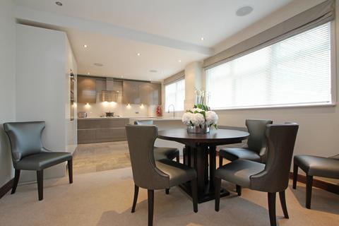 3 bedroom flat to rent, Ennismore Gardens, London, SW7