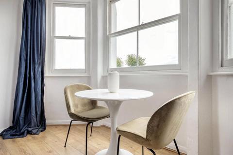 Studio to rent, Colville Gardens, London, W11