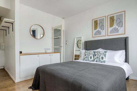 Studio to rent, Colville Gardens, London, W11