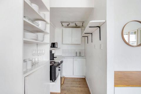 Studio to rent, Colville Gardens, London, W11