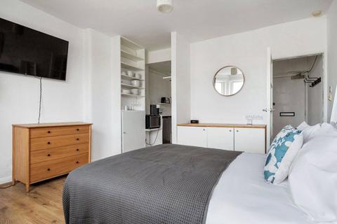 Studio to rent, Colville Gardens, London, W11