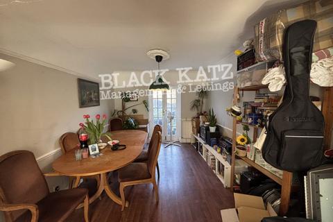 undefined, SE17