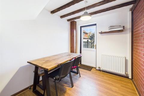 2 Chapman Way, Cheltenham, GL51 3NE