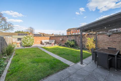 33 Conquest Road, Addlestone, KT15 1SN