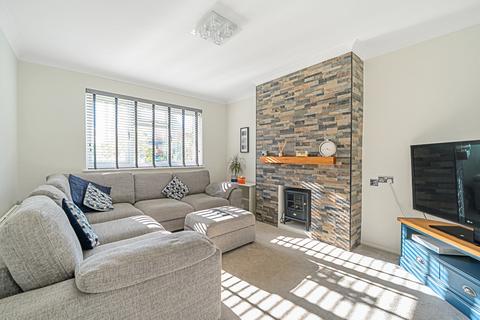 33 Conquest Road, Addlestone, KT15 1SN