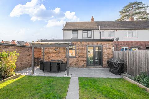 33 Conquest Road, Addlestone, KT15 1SN