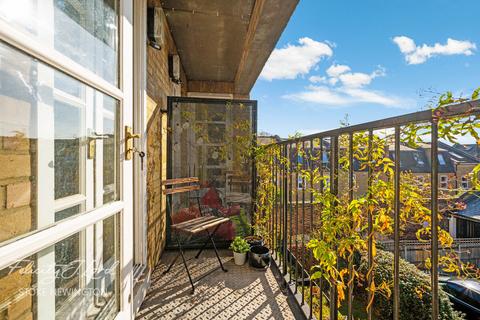 2 bedroom flat for sale, Upper Apartment, Stoke Newington Church Street, London N16 0AY