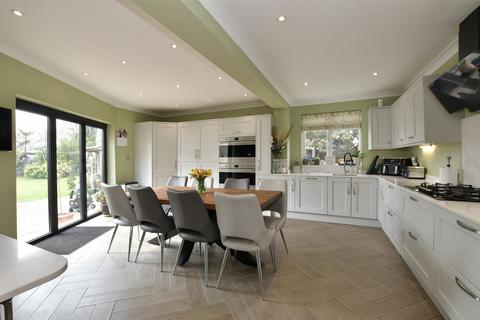 4 bedroom semi-detached house for sale, Hollywood Road, Chingford