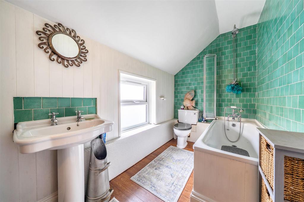 Bathroom h.jpg