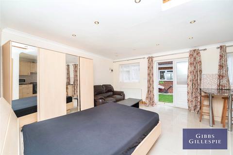 Studio to rent, Denbigh Drive, Hayes, UB3
