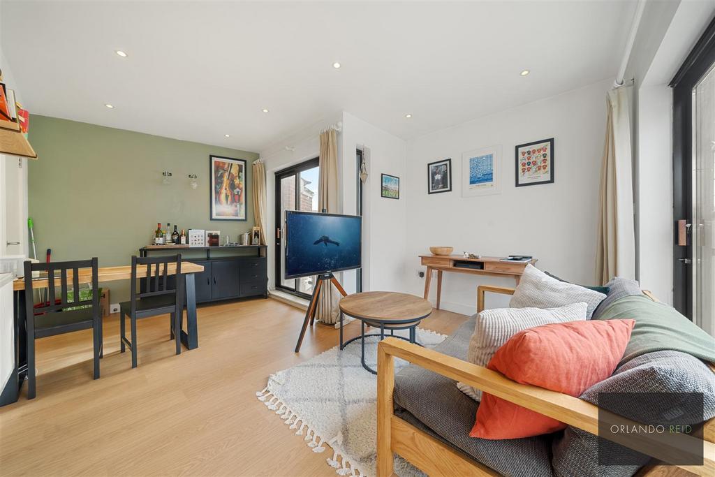 Flat 4, 559 Wandsworth Road SW8 3 JD-2.jpg