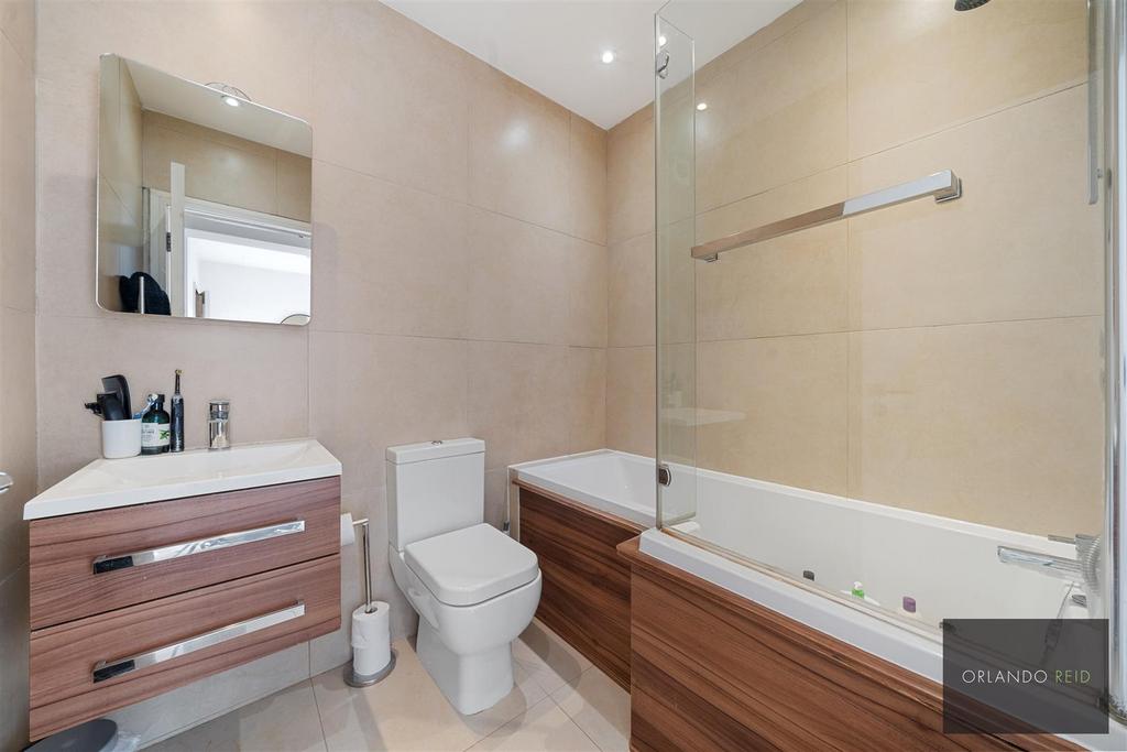 Flat 4, 559 Wandsworth Road SW8 3 JD-5.jpg