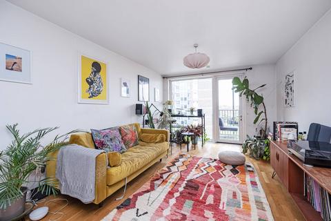 2 bedroom flat to rent, Queensbridge Road, Haggerston, London, E2