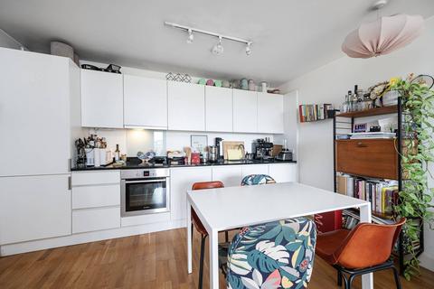 2 bedroom flat to rent, Queensbridge Road, Haggerston, London, E2