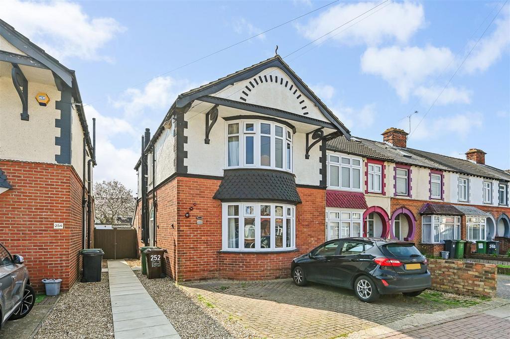 Hawthorn Crescent, Cosham 3 bed end of terrace house for sale - £375,000
