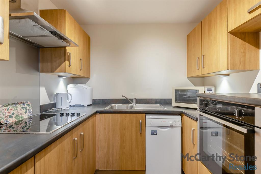 8640849-interior10.jpg
