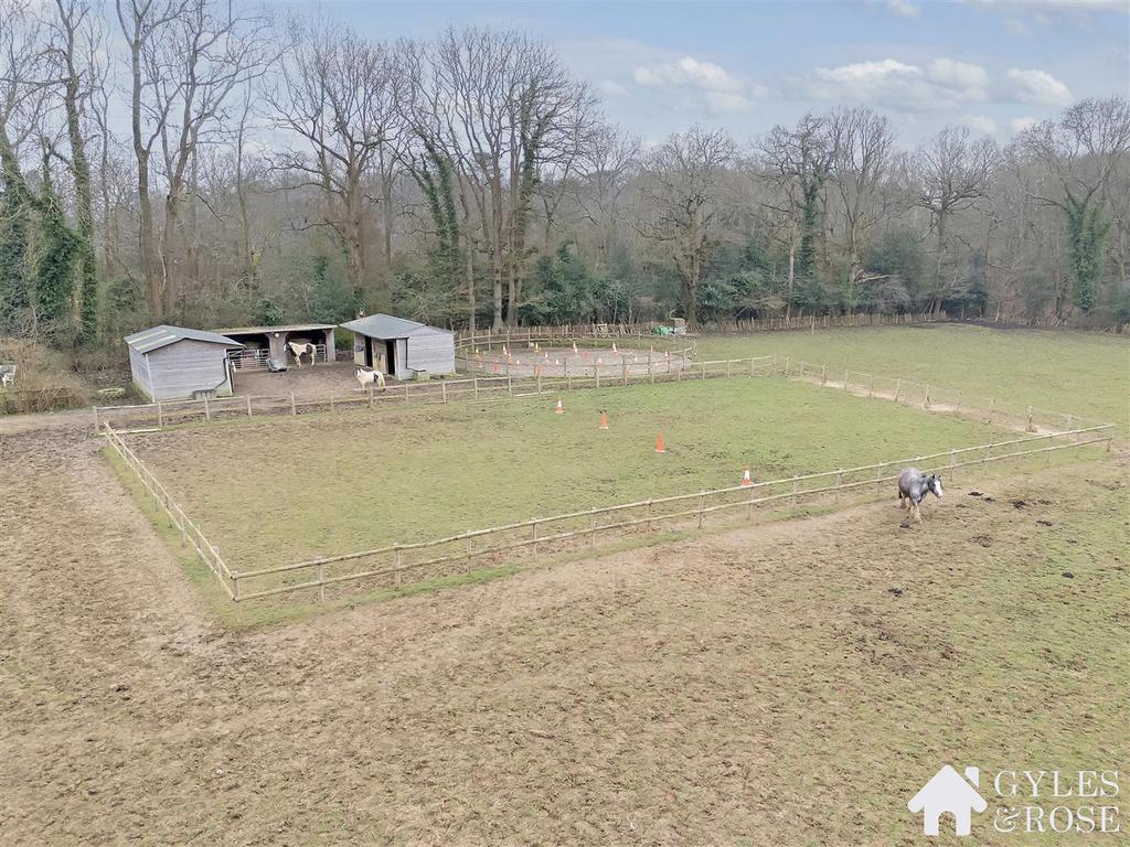 Stables, Paddock and Round Pen
