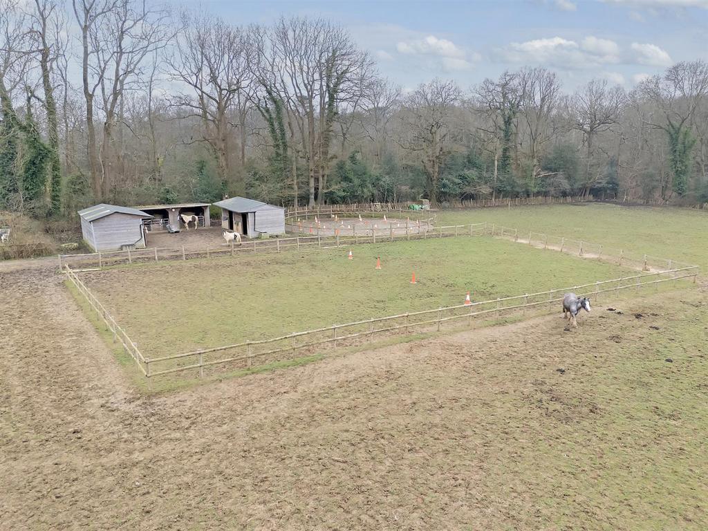 Stables, Paddock and Round Pen