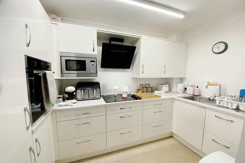 2 bedroom flat for sale, Berkeley Court, Moorside Road, West Moors, Ferndown, BH22