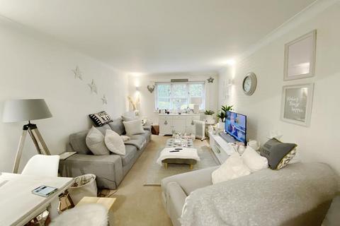 2 bedroom flat for sale, Berkeley Court, Moorside Road, West Moors, Ferndown, BH22