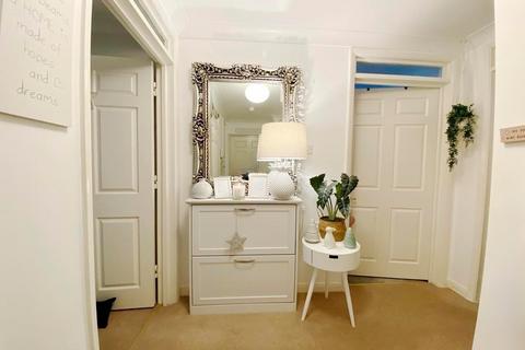 2 bedroom flat for sale, Berkeley Court, Moorside Road, West Moors, Ferndown, BH22
