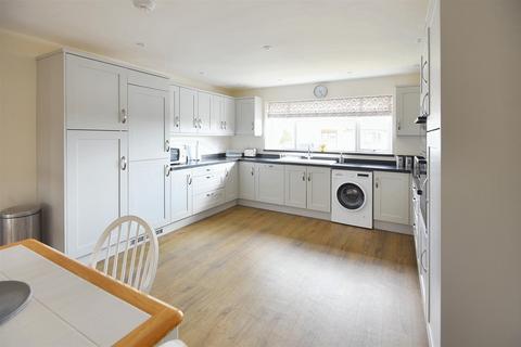 20b Barnaby Mead, Gillingham, SP8 4AL