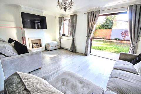 4 bedroom detached house to rent, London Road, Wickford