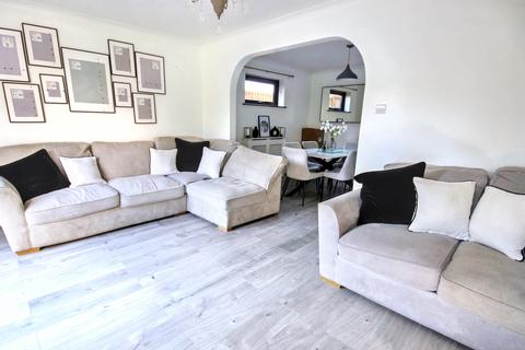 4 bedroom detached house to rent, London Road, Wickford