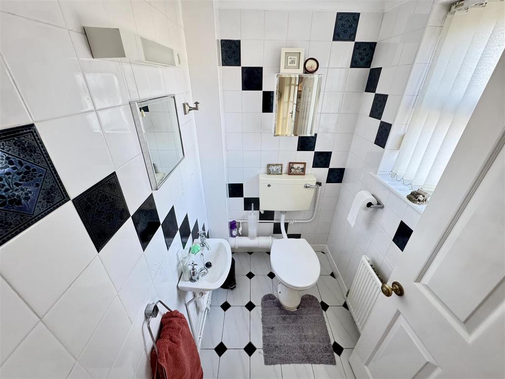 Cloakroom off