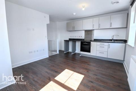 2 bedroom townhouse to rent, Kirkham Crescent, LEEDS