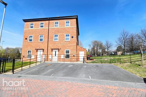 2 bedroom townhouse to rent, Kirkham Crescent, LEEDS