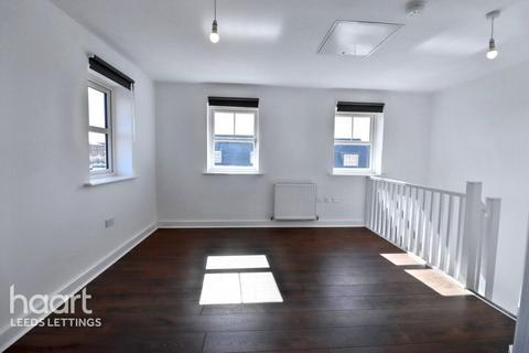 2 bedroom townhouse to rent, Kirkham Crescent, LEEDS
