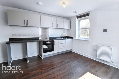 2 bedroom townhouse to rent, Kirkham Crescent, LEEDS