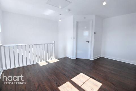 2 bedroom townhouse to rent, Kirkham Crescent, LEEDS