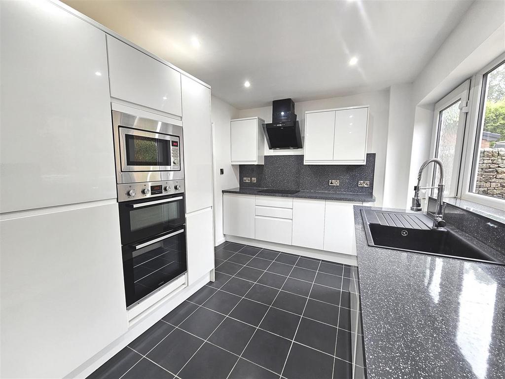 Kitchen 2.jpg