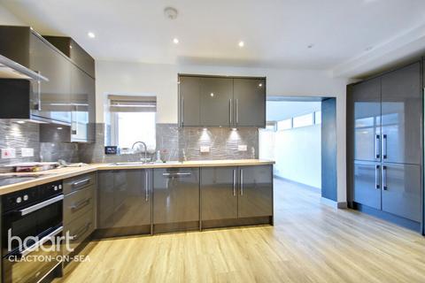 4 bedroom semi-detached house to rent, Carrs Road, CLACTON-ON-SEA