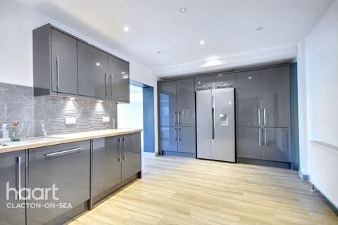 4 bedroom semi-detached house to rent, Carrs Road, CLACTON-ON-SEA