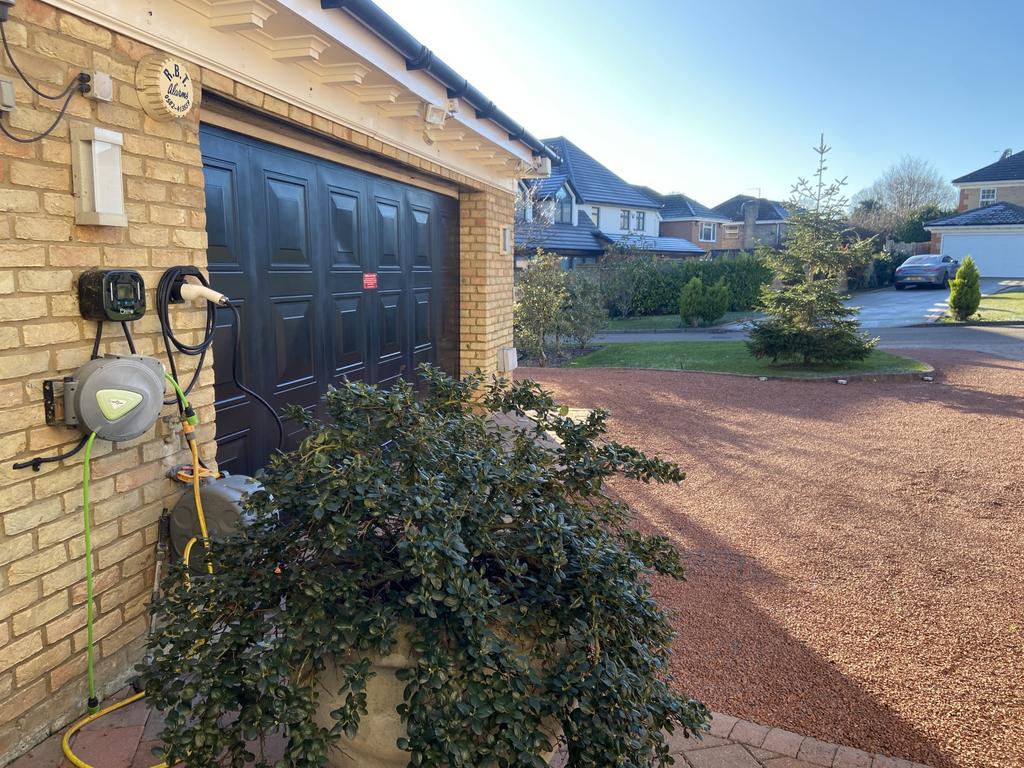 Garage/Driveway