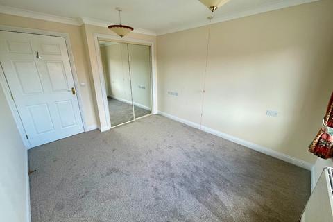 2 bedroom apartment for sale, Bushmead Court, Hancock Drive, Luton, Bedfordshire, LU2 7GY