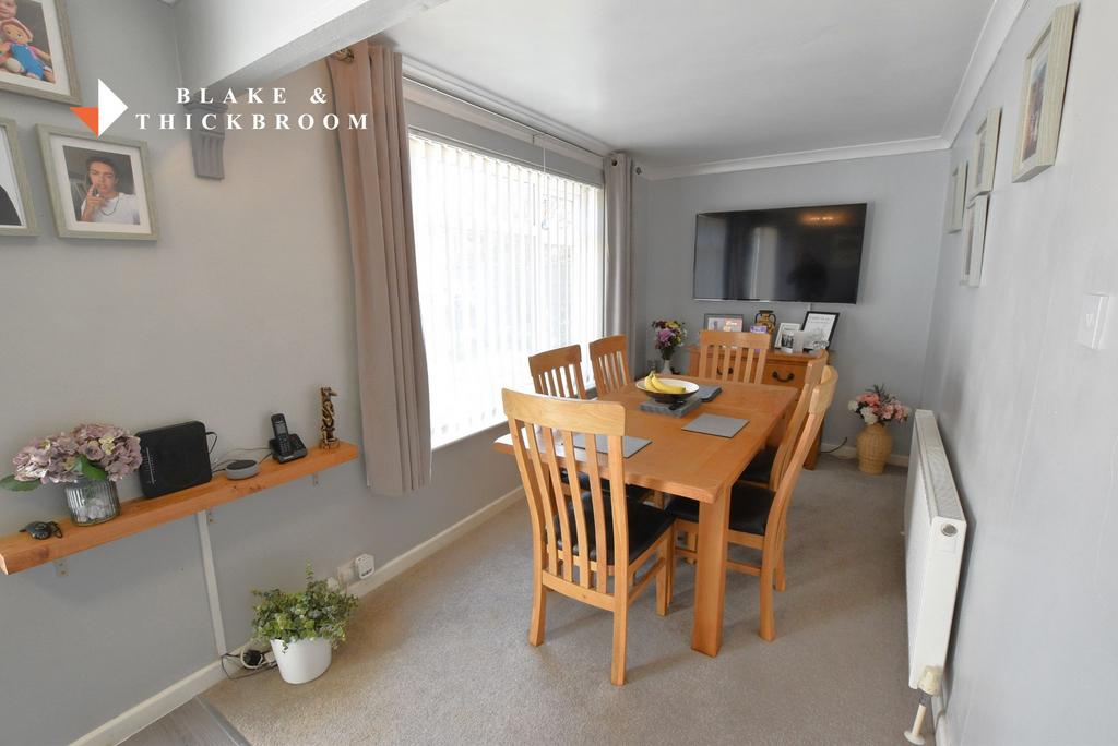 Sitting room/dining area