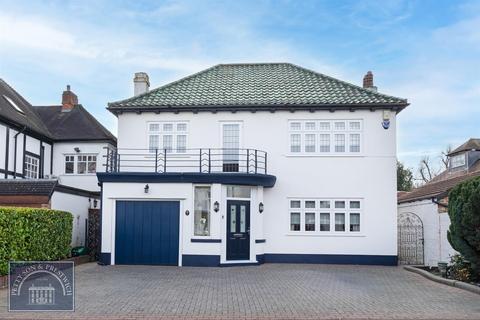 4 bedroom detached house for sale, Forest Close, Snaresbrook