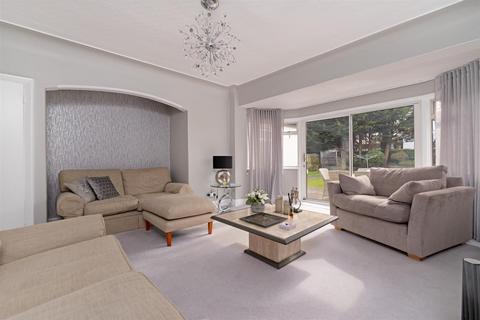 4 bedroom detached house for sale, Forest Close, Snaresbrook