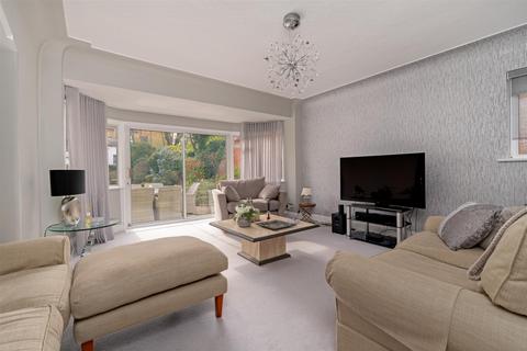 4 bedroom detached house for sale, Forest Close, Snaresbrook