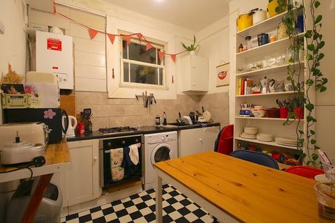 4 bedroom flat to rent, Bethnal Green Road, London E2
