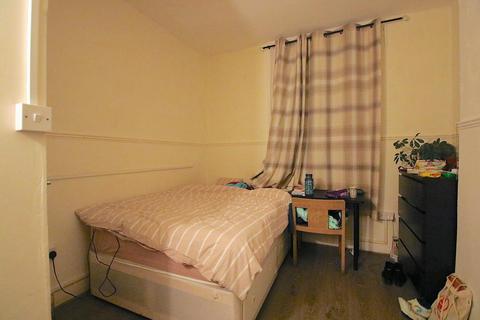 4 bedroom flat to rent, Bethnal Green Road, London E2