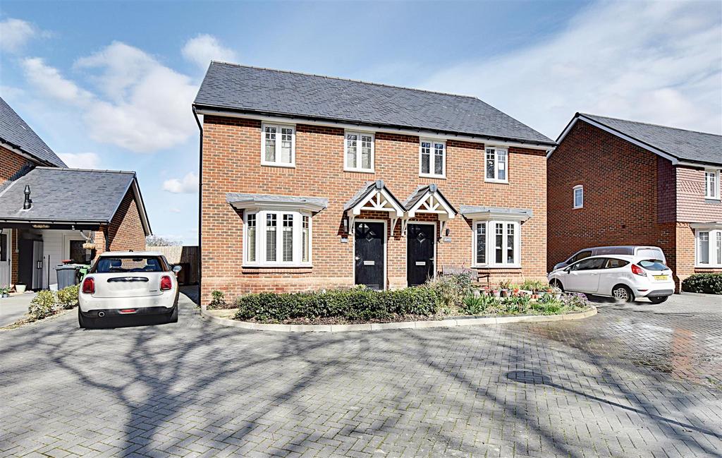 Gracelands Drive, Bexhill 3 bed semi-detached house - £379,950
