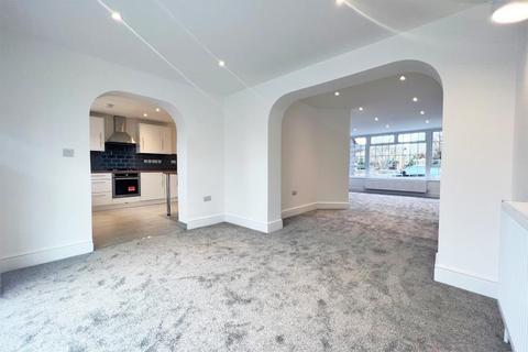 4 bedroom detached house to rent, East Hill, Woking GU22